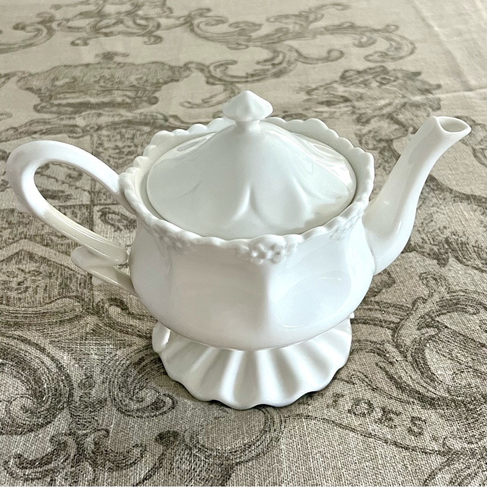 NWT GRACE'S TEAWARE EUROPEAN STYLE CERAMIC VICTORIAN OFF WHITE TEA/COFFEE POT - Picture 8 of 14